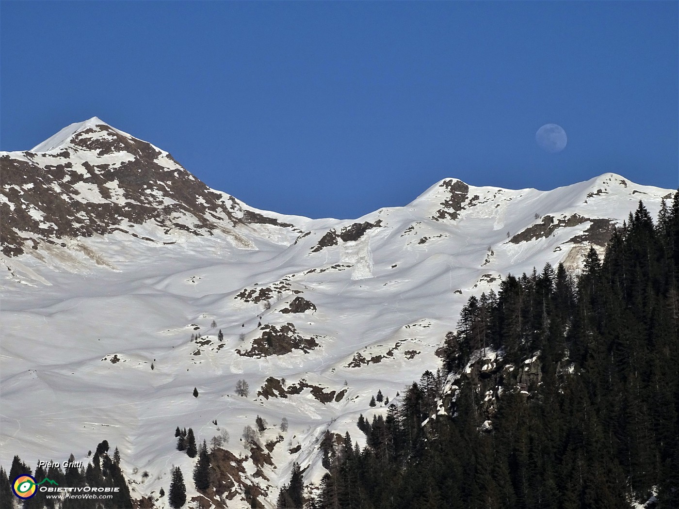 84 Spunta la luna dal monte...sulle cimette  digradanti dal Pizzo Rotondo verso la Forcella Rossa a sx.JPG -                                